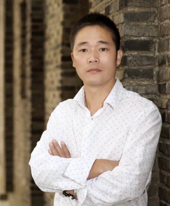 紫砂艺人丁旭升，高级工艺美术师（乡土人才评审获得）