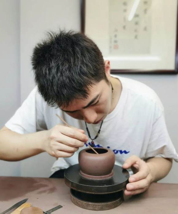 紫砂艺人丁页，助理工艺美术师