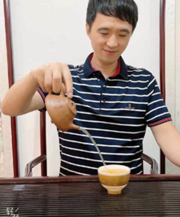 紫砂艺人万子华，高级工艺美术师