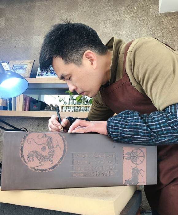 紫砂艺人万峰，工艺美术师