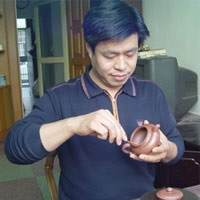 紫砂艺人万庆华，助理工艺美术师