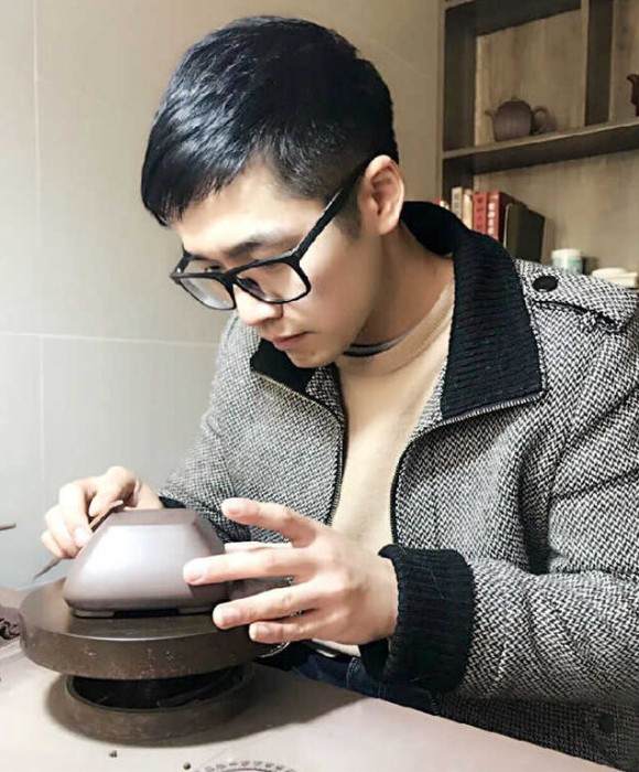 紫砂艺人万成，工艺美术师