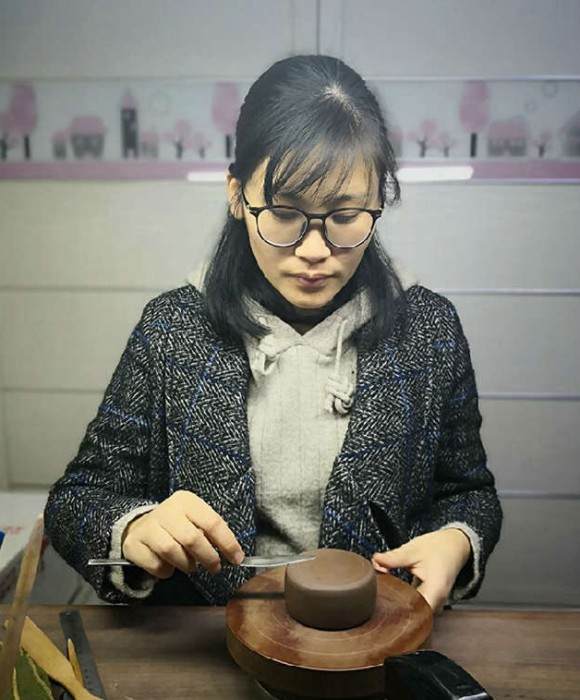紫砂艺人万灵珊，助理工艺美术师
