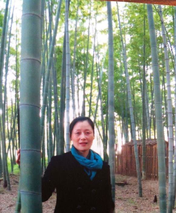 紫砂艺人万玉芬，助理工艺美术师