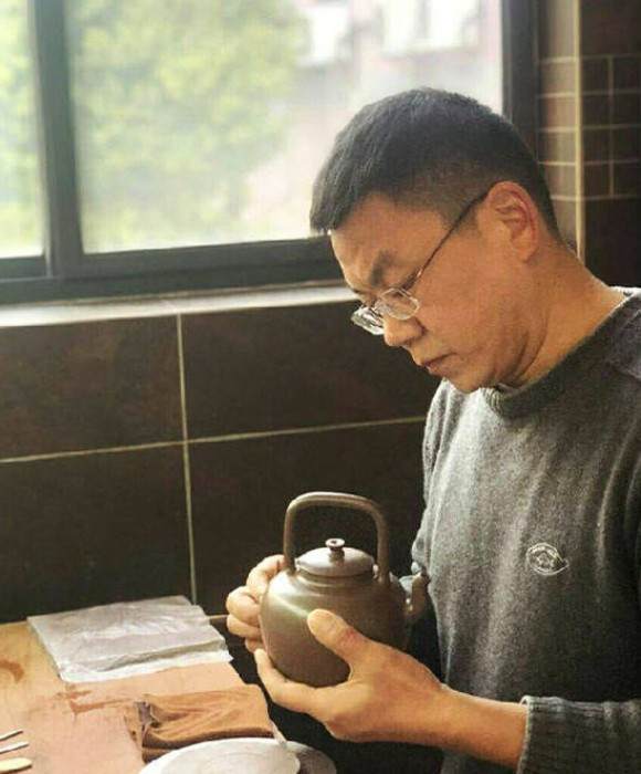 紫砂艺人严国丰，助理工艺美术师