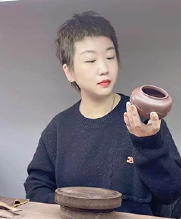 紫砂艺人严红珍，助理工艺美术师