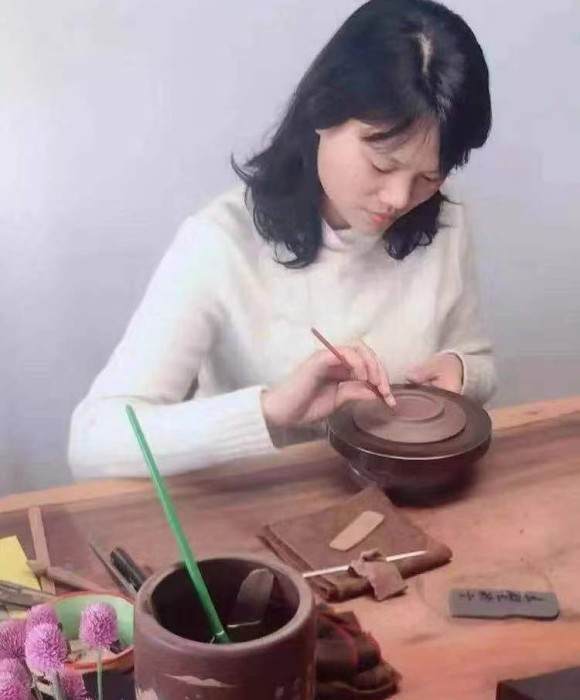 紫砂艺人于洪霞，高级工艺美术师