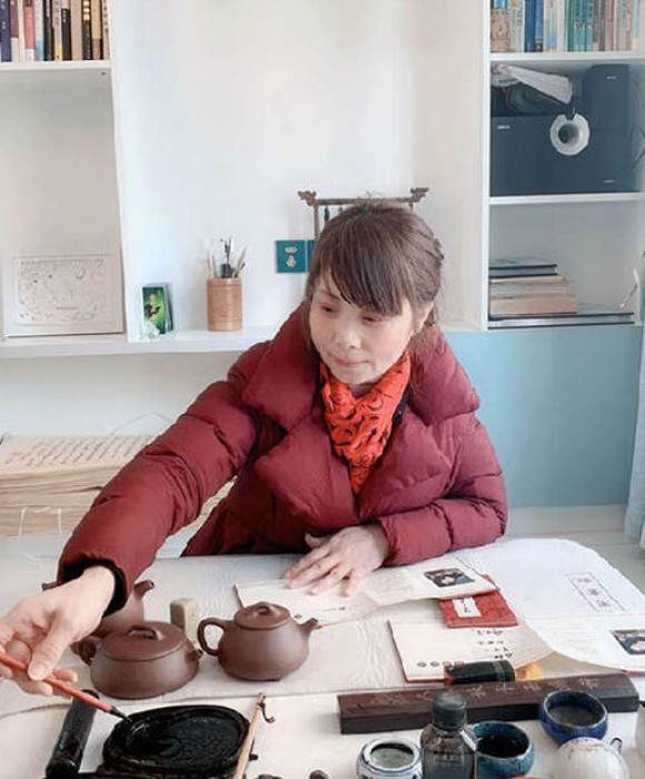 紫砂艺人仲凤美，助理工艺美术师