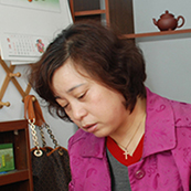 紫砂艺人任惠芬，高级工艺美术师