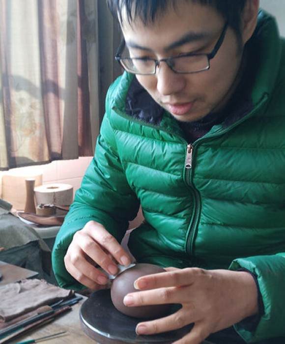 紫砂艺人任溢昕，助理工艺美术师