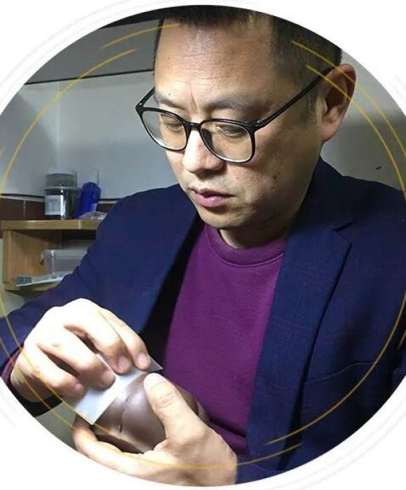 紫砂艺人何云峰，助理工艺美术师