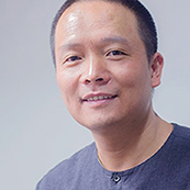 紫砂艺人何健，正高级工艺美术师（乡土人才评审获得）