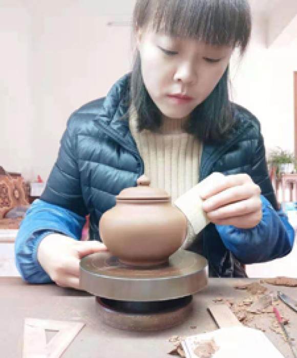 紫砂艺人何慧琴，工艺美术师