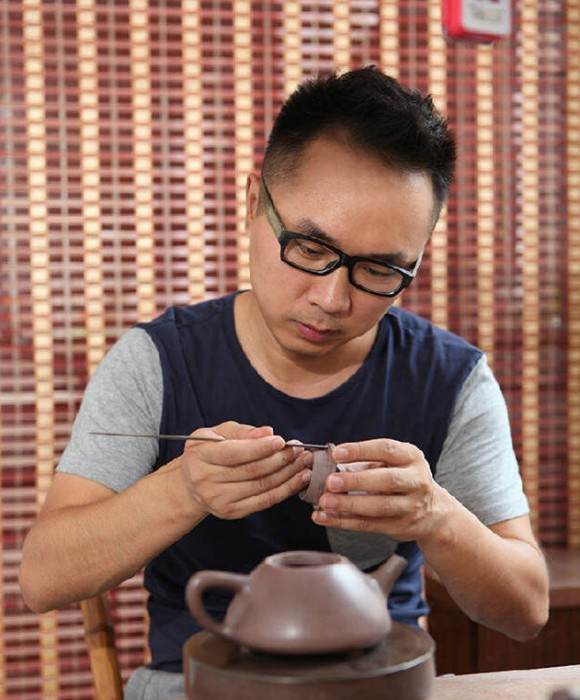 紫砂艺人何斌，助理工艺美术师