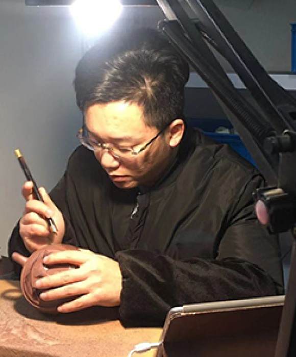 紫砂艺人何杰，助理工艺美术师