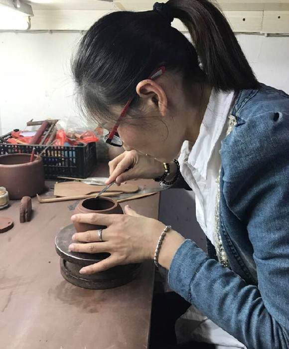 紫砂艺人何玲，工艺美术员