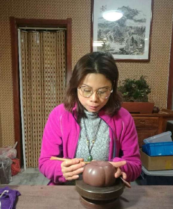 紫砂艺人佘丽琴，高级工艺美术师