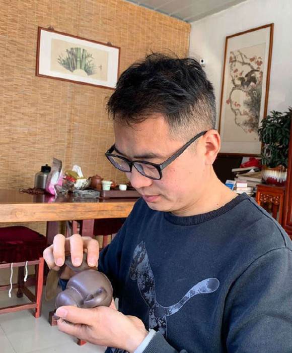 紫砂艺人佘志兴，工艺美术师