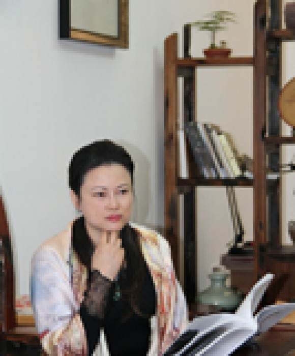 紫砂艺人佘志英，高级工艺美术师