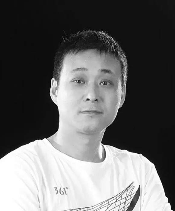 紫砂艺人佘海平，助理工艺美术师