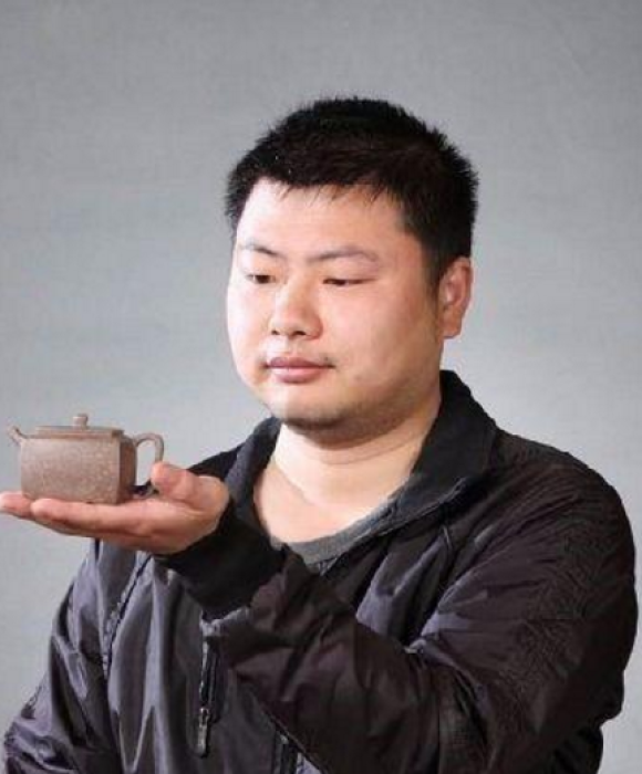 紫砂艺人余仁杰，助理工艺美术师