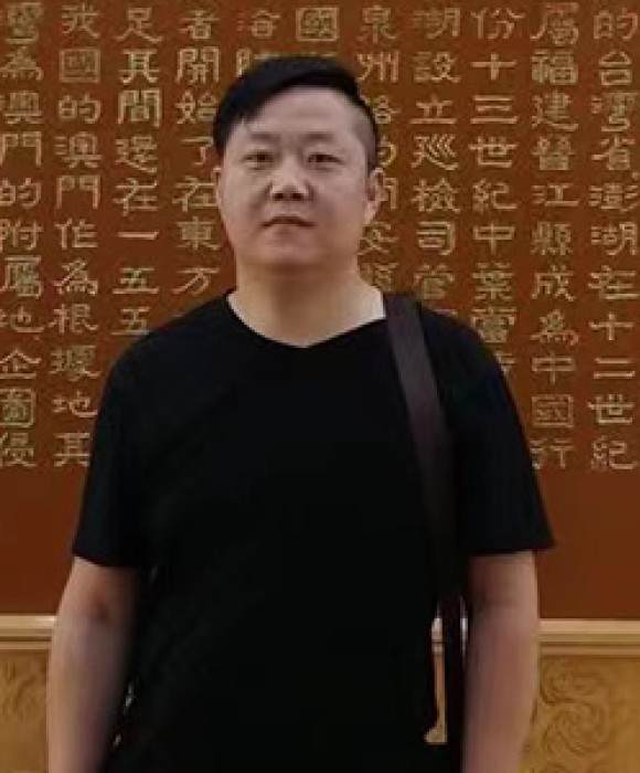 紫砂艺人余健，工艺美术员