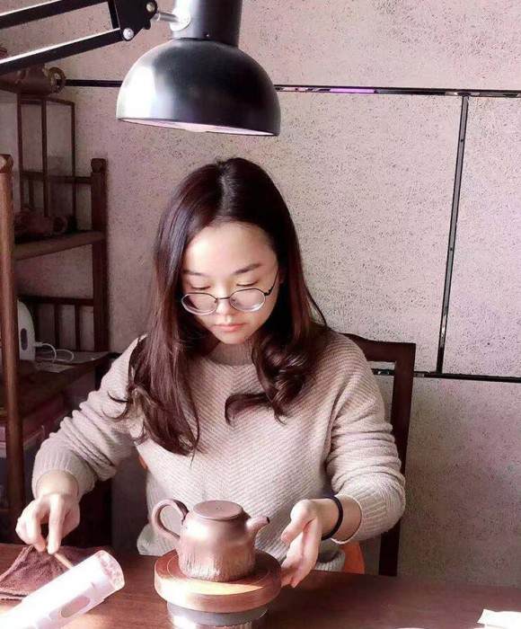 紫砂艺人余垚霖，助理工艺美术师