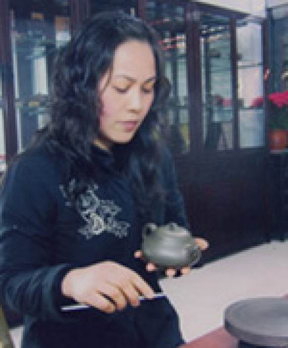 紫砂艺人余立平，高级工艺美术师