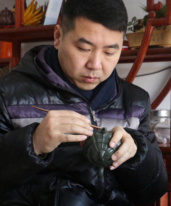 紫砂艺人余超，助理工艺美术师