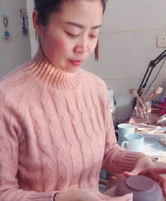 紫砂艺人储丽萍，助理工艺美术师