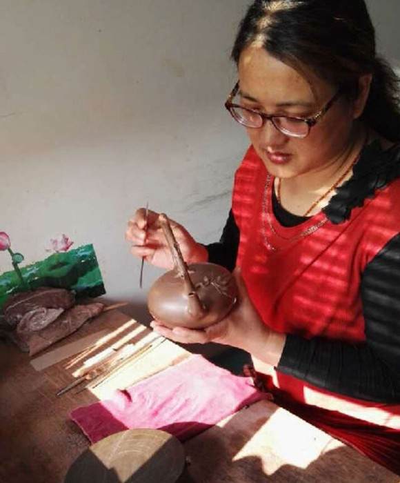 紫砂艺人储卫珍，高级工艺美术师