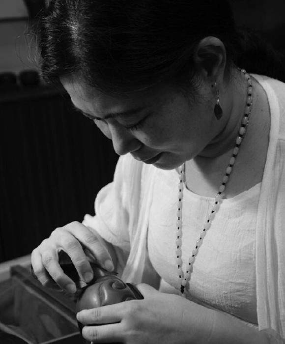紫砂艺人储叶芳，工艺美术师