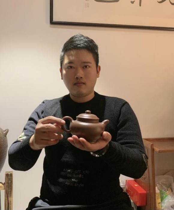 紫砂艺人储嘉宜，助理工艺美术师