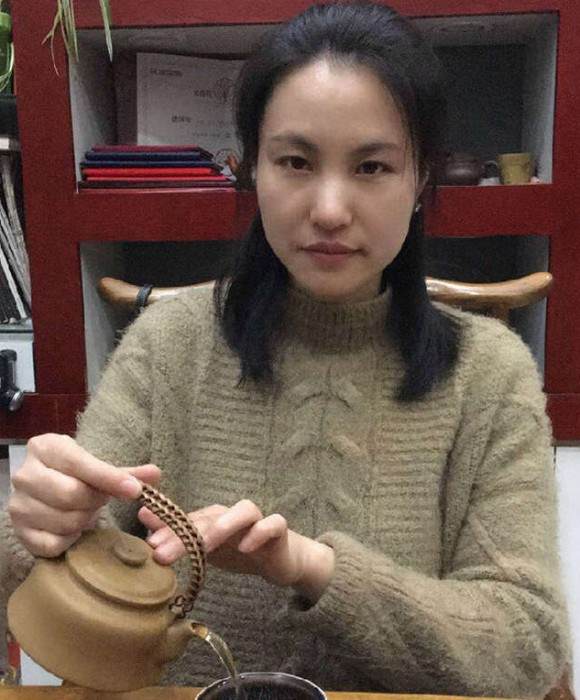紫砂艺人储国琴，工艺美术师