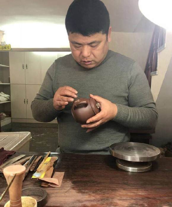 紫砂艺人储建锋，工艺美术师