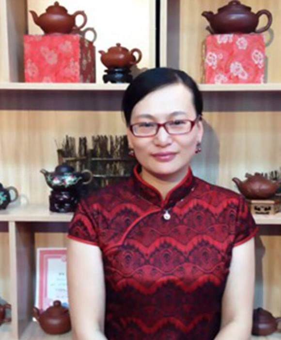 紫砂艺人储敏，助理工艺美术师