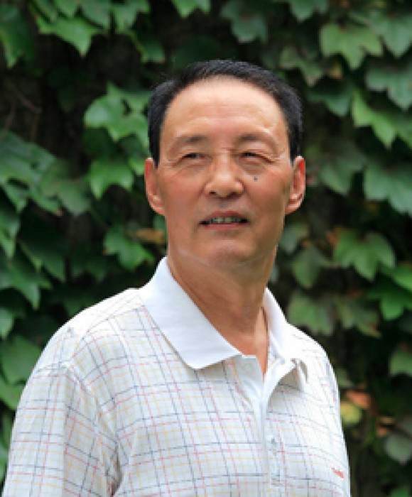 紫砂艺人储立之，正高级工艺美术师