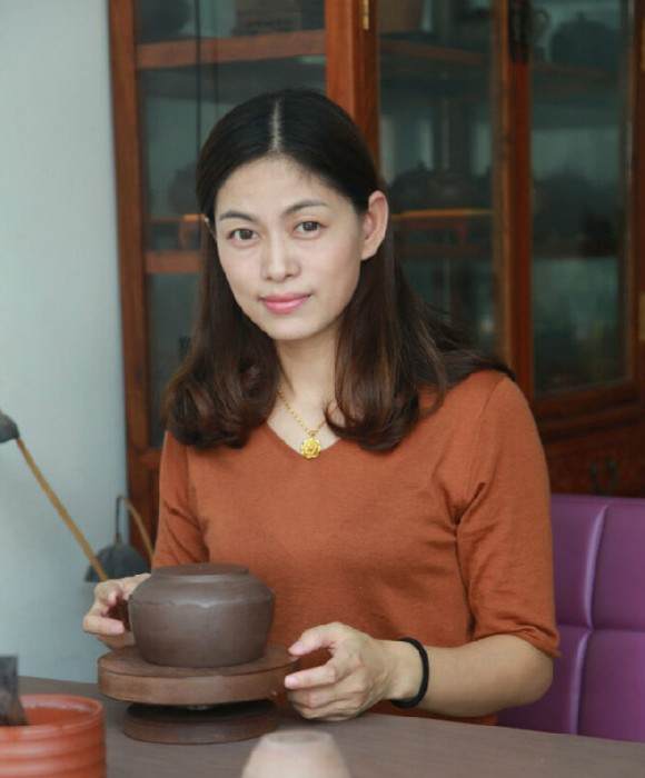紫砂艺人储芳，助理工艺美术师