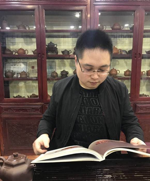 紫砂艺人冯佩骏，助理工艺美术师
