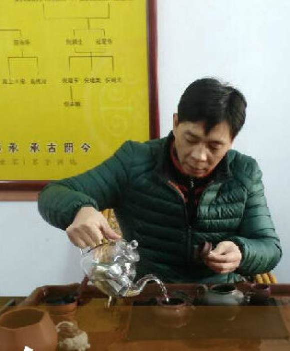 紫砂艺人冯卫东，工艺美术员