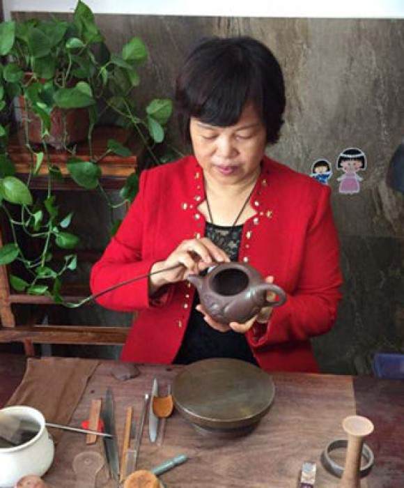 紫砂艺人冯杏仙，工艺美术师