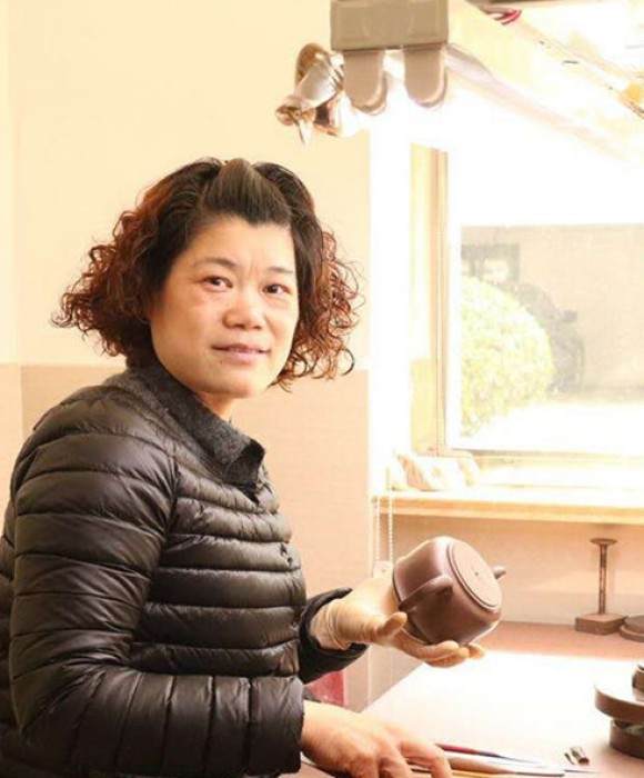 紫砂艺人冯红梅，助理工艺美术师