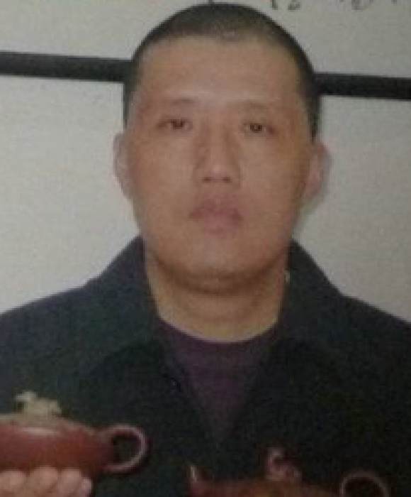 紫砂艺人刘建明，助理工艺美术师