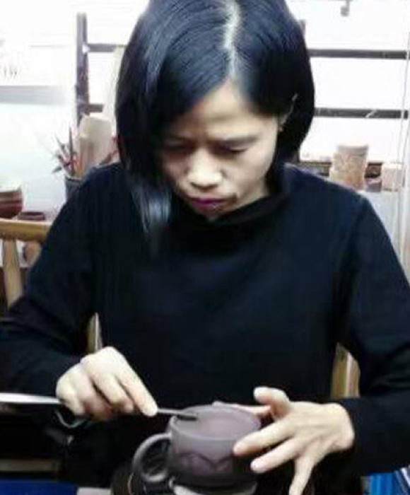 紫砂艺人刘洪芬，助理工艺美术师