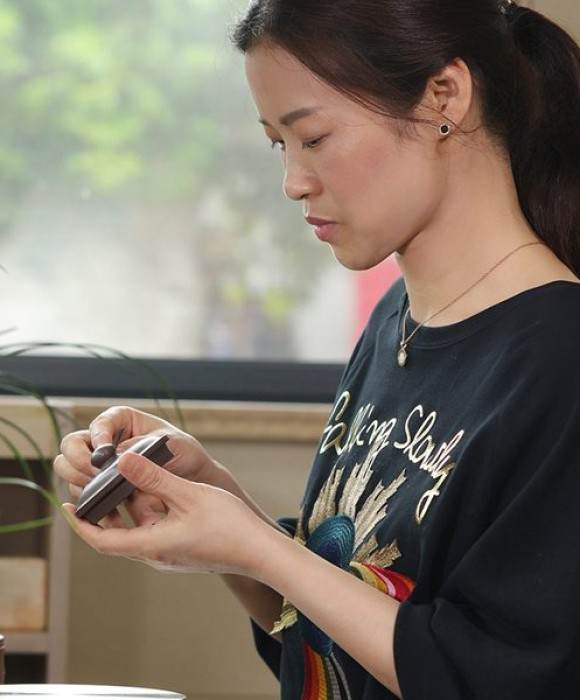 紫砂艺人刘红霞，高级工艺美术师