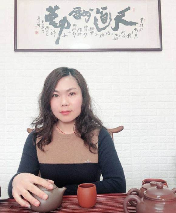 紫砂艺人刘继英，助理工艺美术师