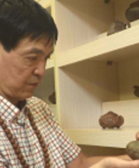 紫砂艺人刘金华，高级工艺美术师