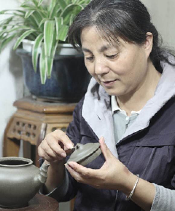 紫砂艺人勇淑英，工艺美术师