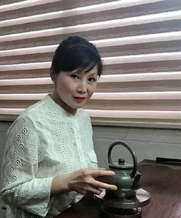 紫砂艺人勇雅文，助理工艺美术师