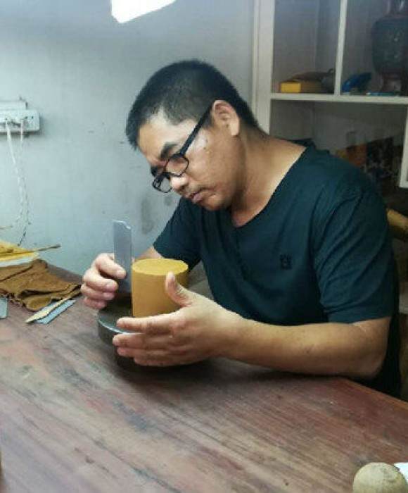 紫砂艺人包荣军，助理工艺美术师